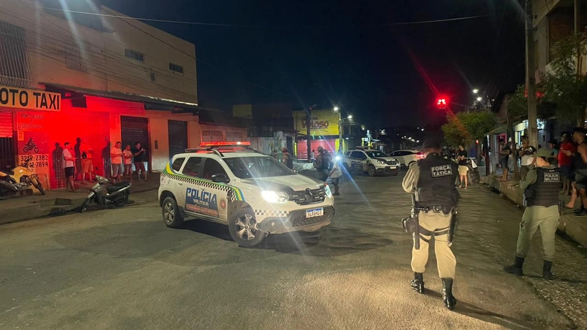 Viaturas da polícia militar do 17° BPM atendem ocorrência de homicídio na zona sul de Teresina