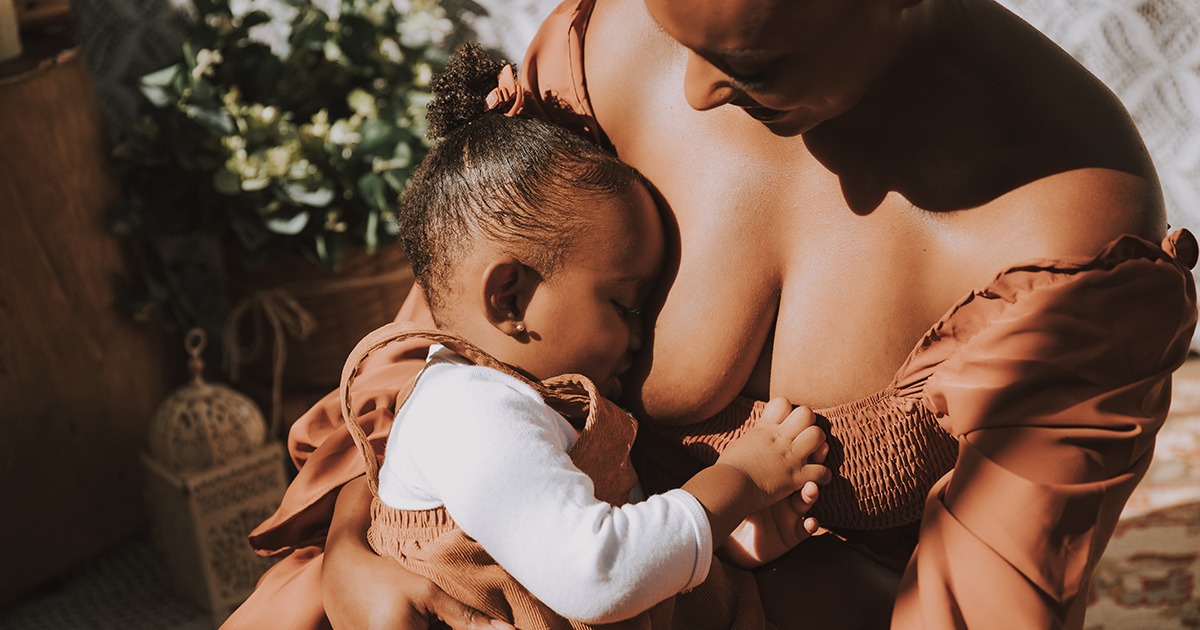 Leite materno corrige alterações na microbiota intestinal de bebês