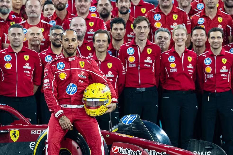 Lewis Hamilton posa com funcionários da Ferrari no GP de Abu Dhabi da F1 2025