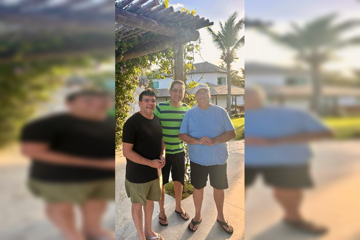 Na pousada que passa o recesso, Dino encontrou com empresário André Baia, dono do local e com o governador Rafael Fonteles (PT). Eles tiraram uma foto logo na chegada do ministro ao local para as féri
