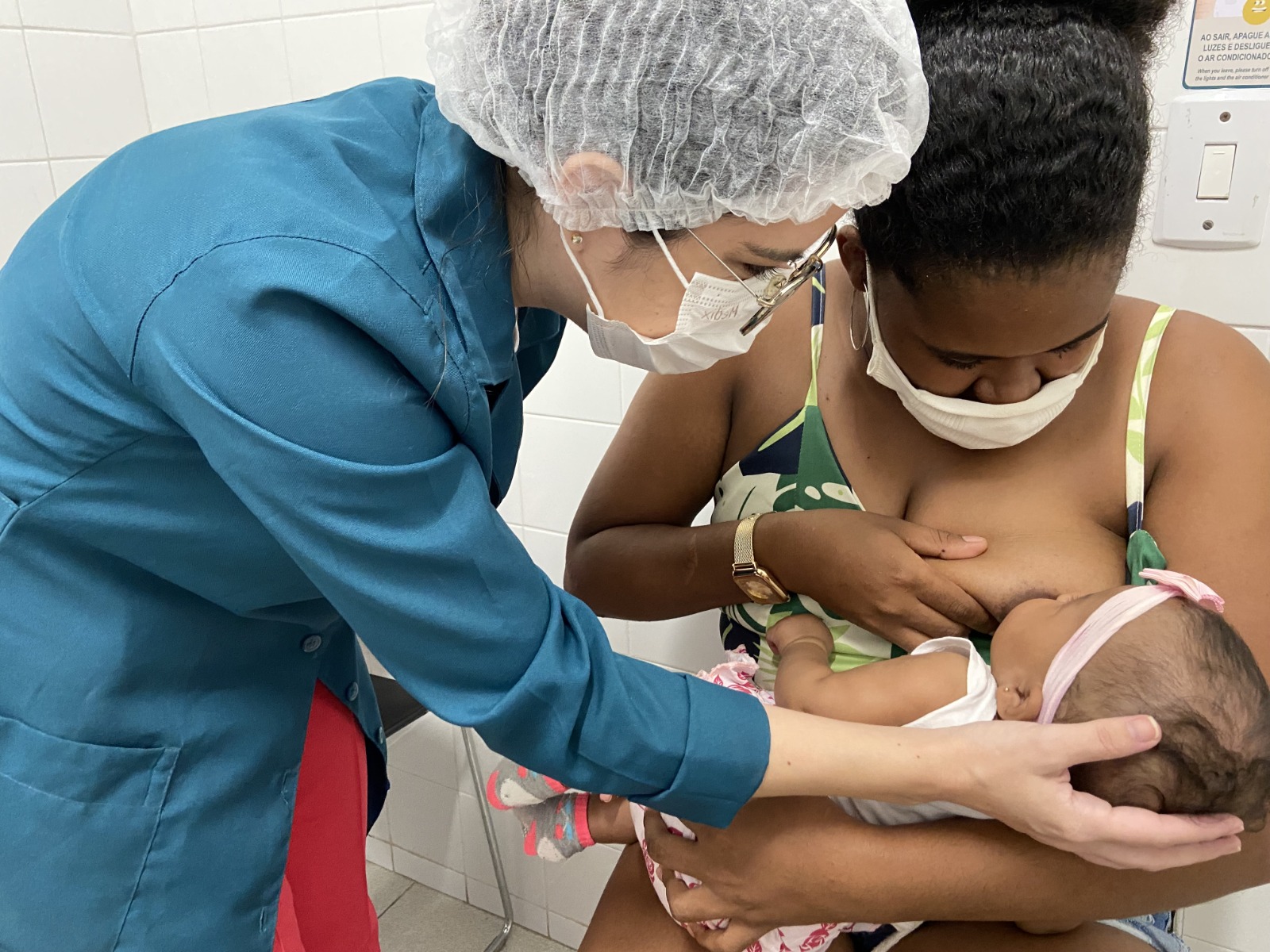 O leite materno é o mais rico alimento que pode ser oferecido, e não necessita de complementação com chás, água ou outros itens, até os seis meses de vida do bebê.