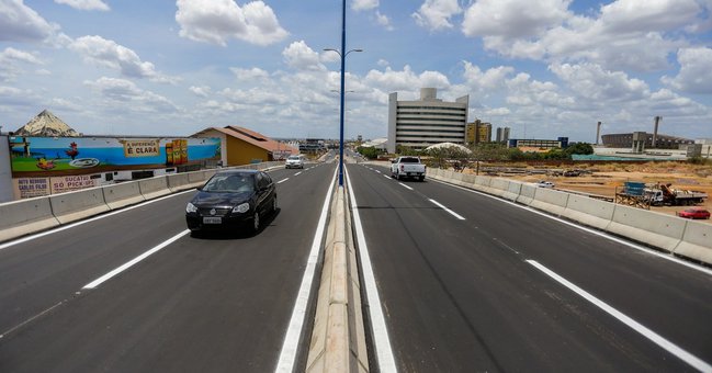 Trânsito no elevado da Miguel Rosa em Teresina segue interditado após chuvas