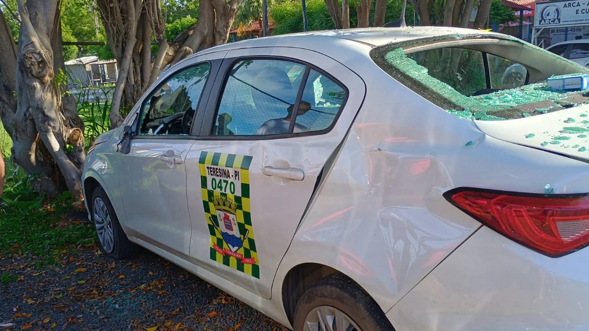 Briga no trânsito termina com carro de taxista destruído em Teresina
