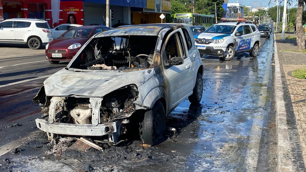 Carro fica destruído após pegar fogo na Avenida Frei Serafim, no Centro de Teresina