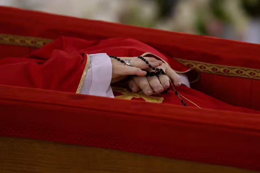 Corpo do Papa Francisco em caixão no Vaticano