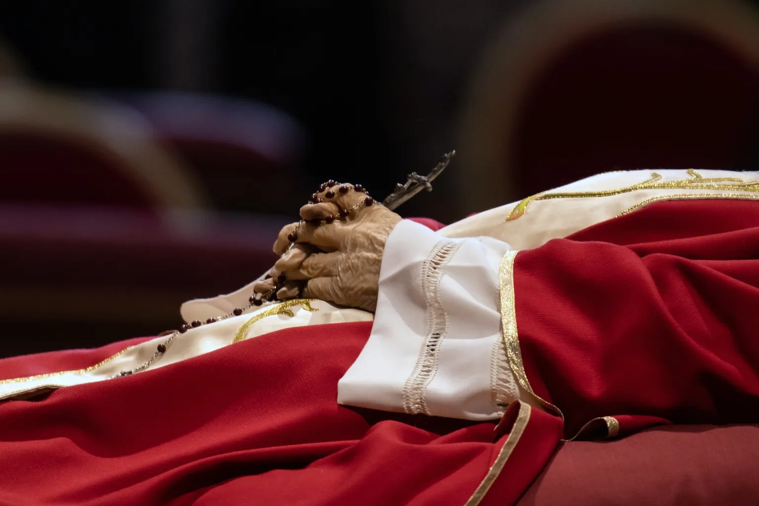 Corpo do Papa Francisco em caixão no Vaticano