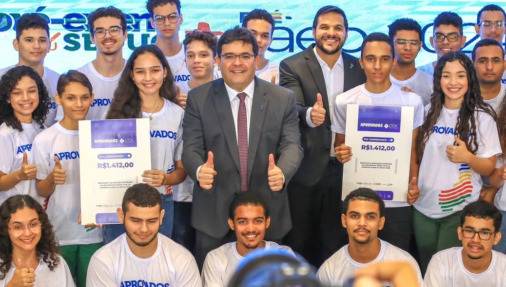 Governador Rafael Fonteles e estudantes da rede estadual de ensino