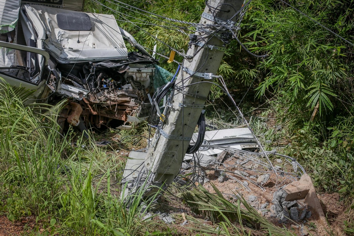 Motorista fica ferido após perder o controle de caminhão na PI-113