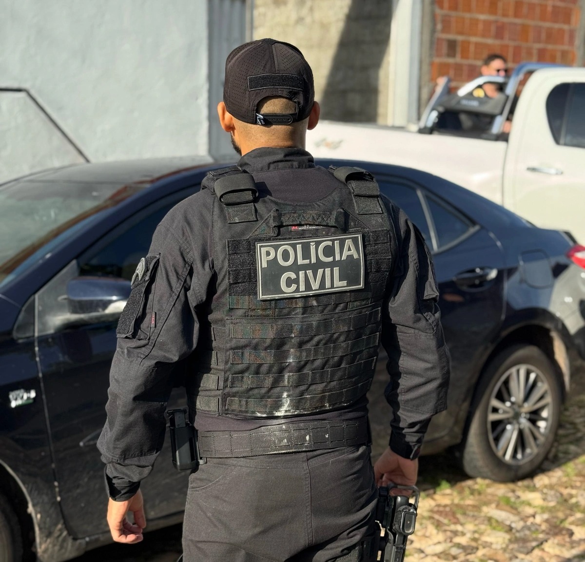 Policial civil cumprindo mandado