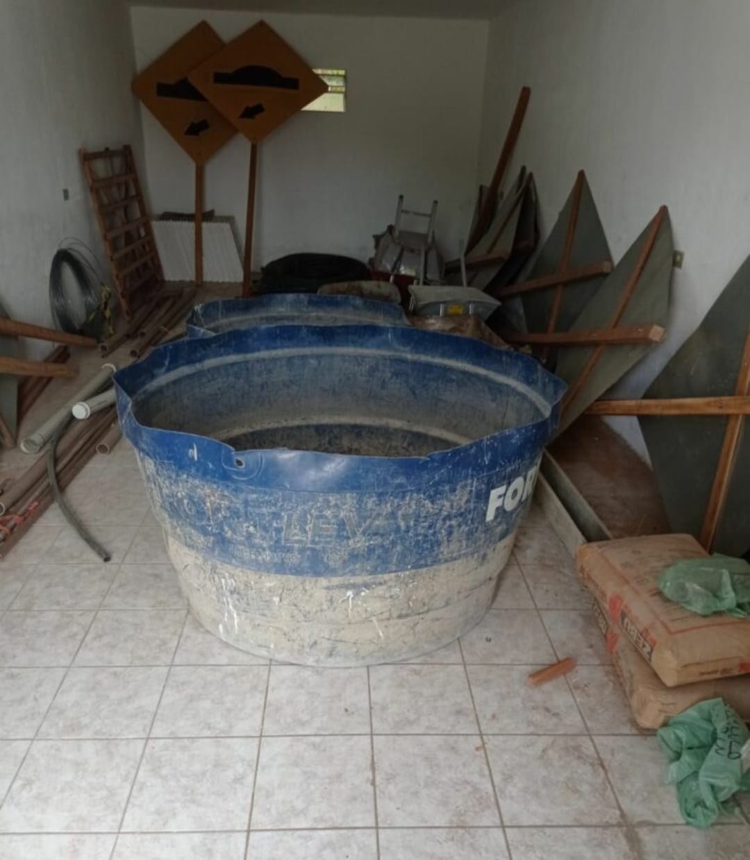 Prefeitura de Massapê do Piauí gasta R$ 459 mil em materiais de construção, mas secretário só encontra cimento vencido