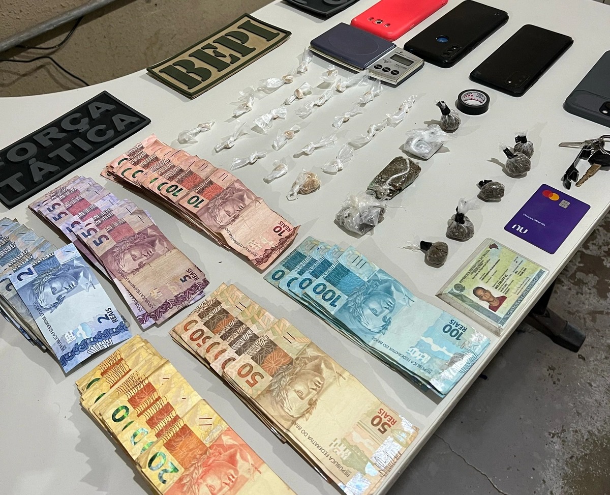 Dinheiro e drogas apreendidas em posse dos acusados