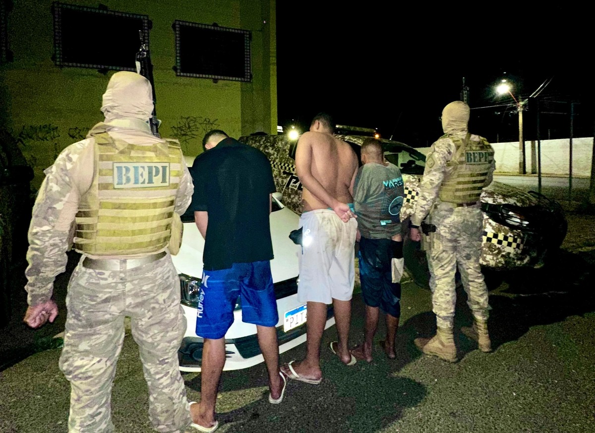 Equipes do BEPI da PM com suspeitos