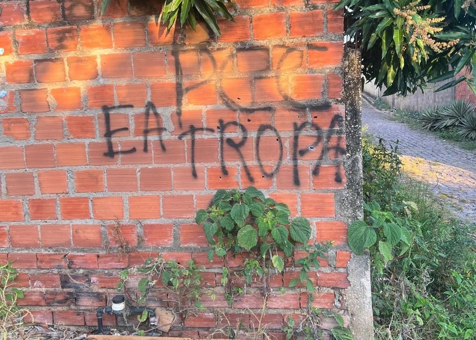 Muro com pichação do PCC
