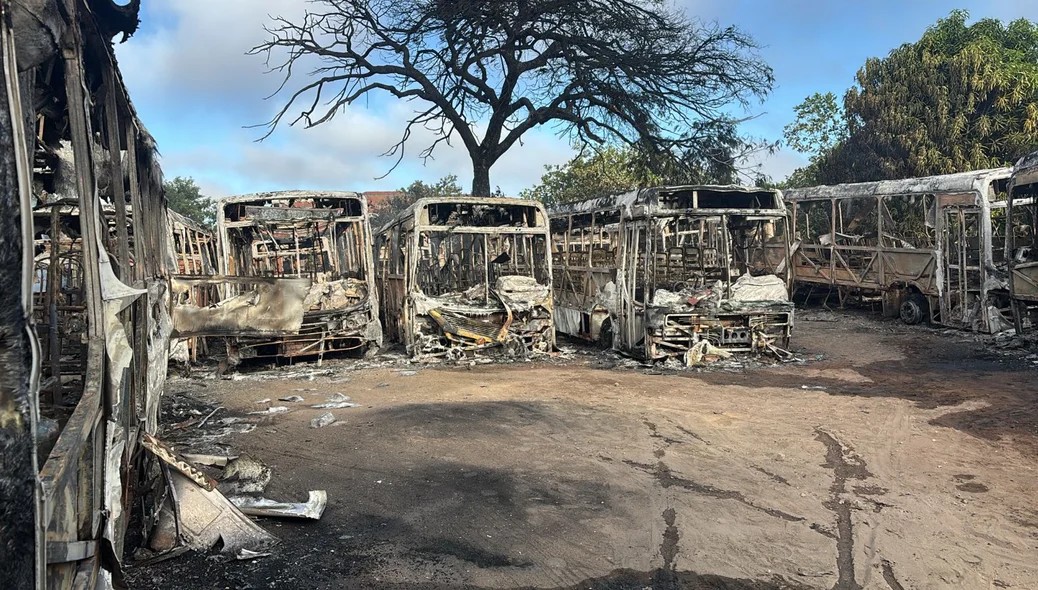 Incêndio de grandes proporções destrói mais de 10 ônibus escolares na zona sul de Teresina