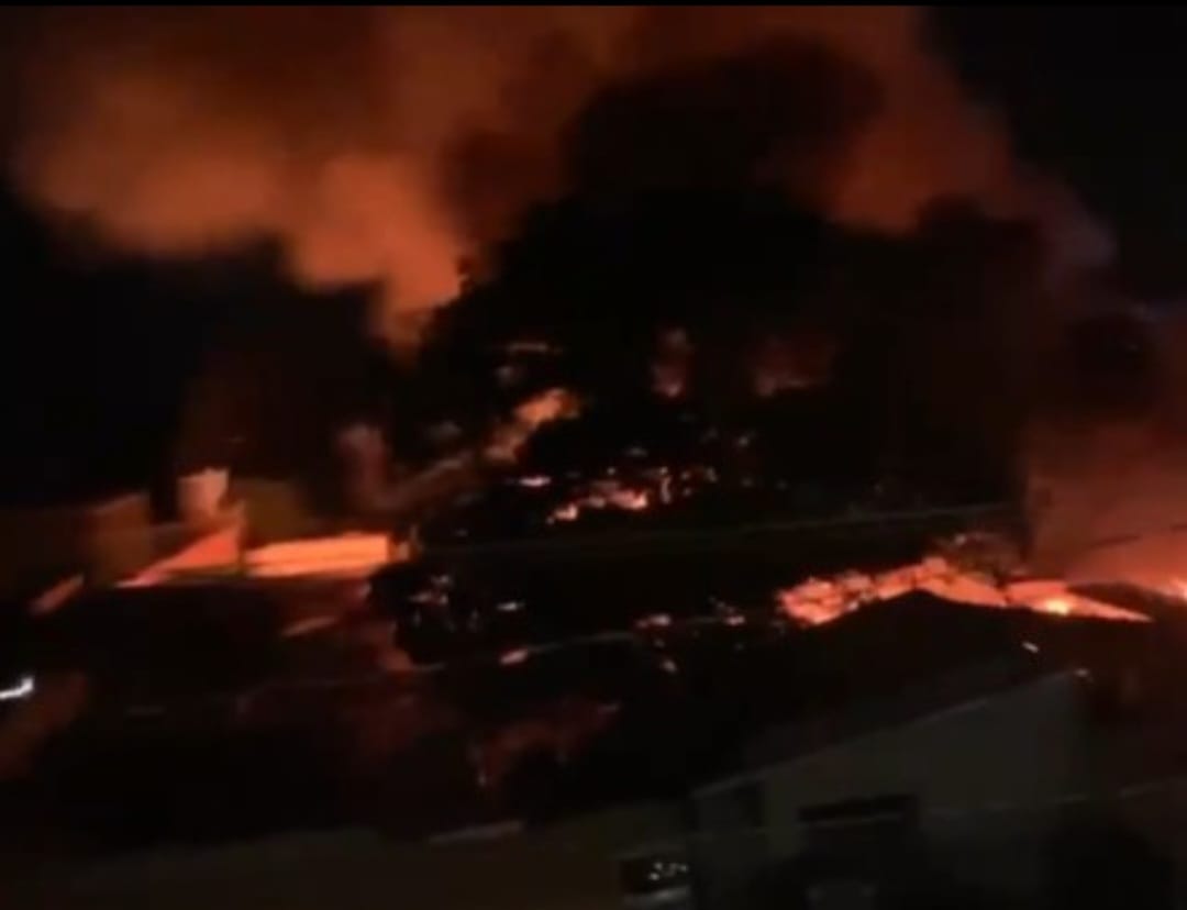 Incêndio de grandes proporções destrói mais de 10 ônibus escolares na zona sul de Teresina
