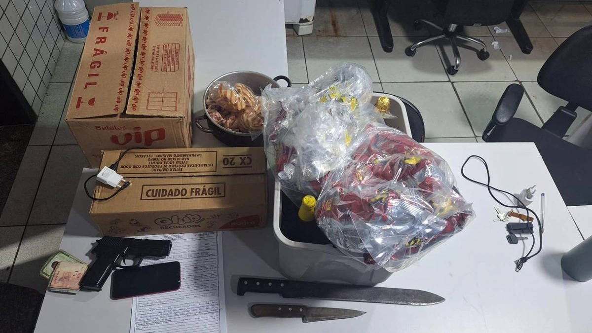 No interior do veículo foram encontrados um simulacro de arma de fogo, um facão e uma faca.