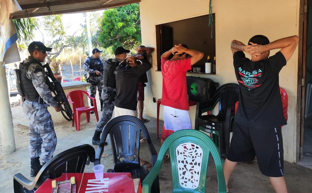 Casal acusado de tráfico de drogas é preso em bar na cidade de Parnaíba (PI)
