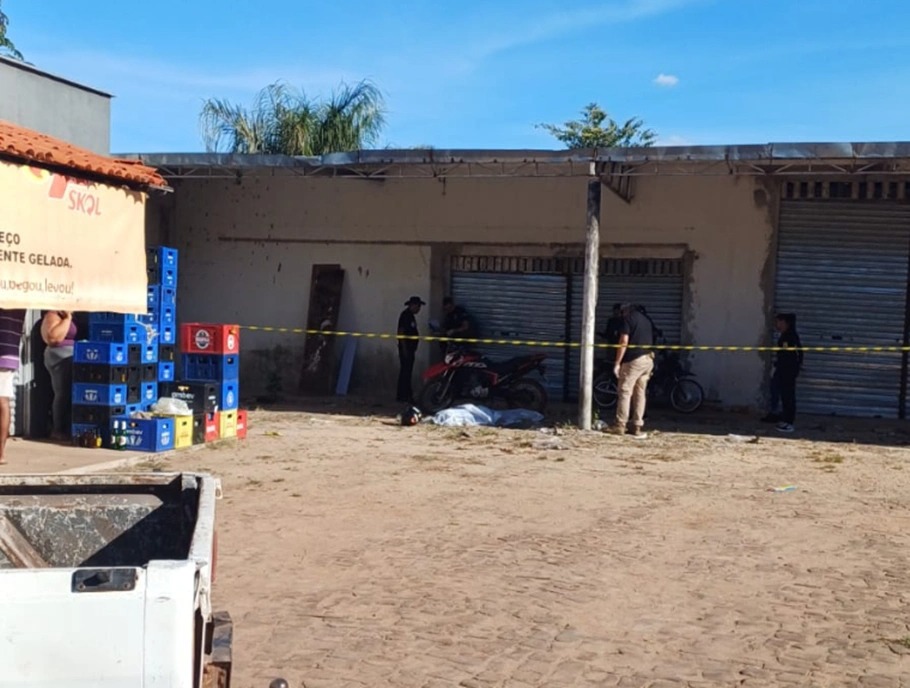 Homem é executado a tiros em posto de combustíveis na cidade de Altos