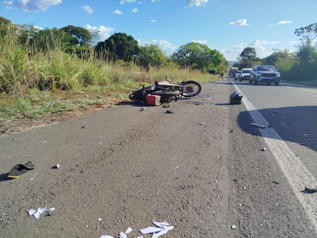 Motocicleta ficou destruída pelo impacto da colisão com o carro