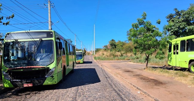 Motoristas e cobradores de ônibus paralisam atividades na zona leste de Teresina
