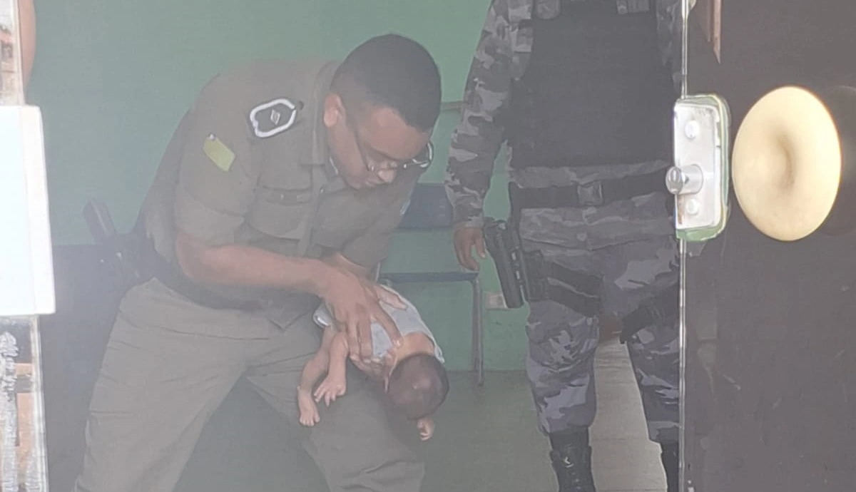 Bebê engasgado com leite é salvo por PM na zona sul de Teresina