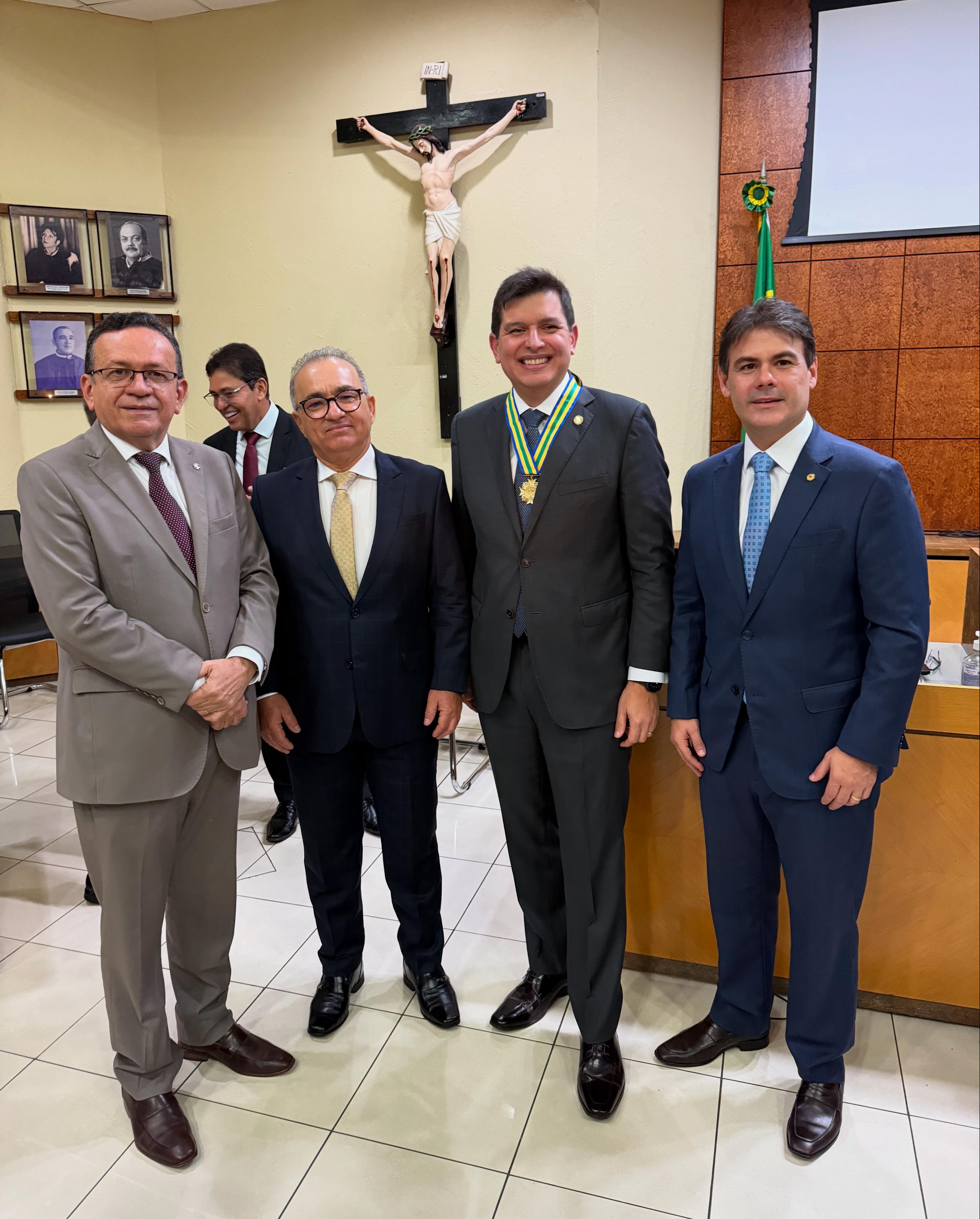 Conselheiro Marcello Terto do CNJ ladeado pelos presidentes do TJPI, Anderson Nogueira, do TRE-PI, Sebastião Martins e da Assembleia Legislativa, Severo Eulálio