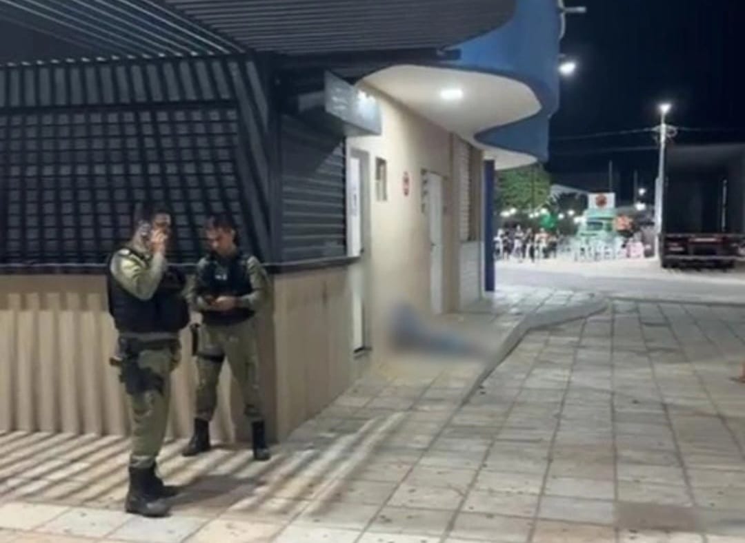 Corpo de mulher é encontrado em praça na cidade de Pedro II
