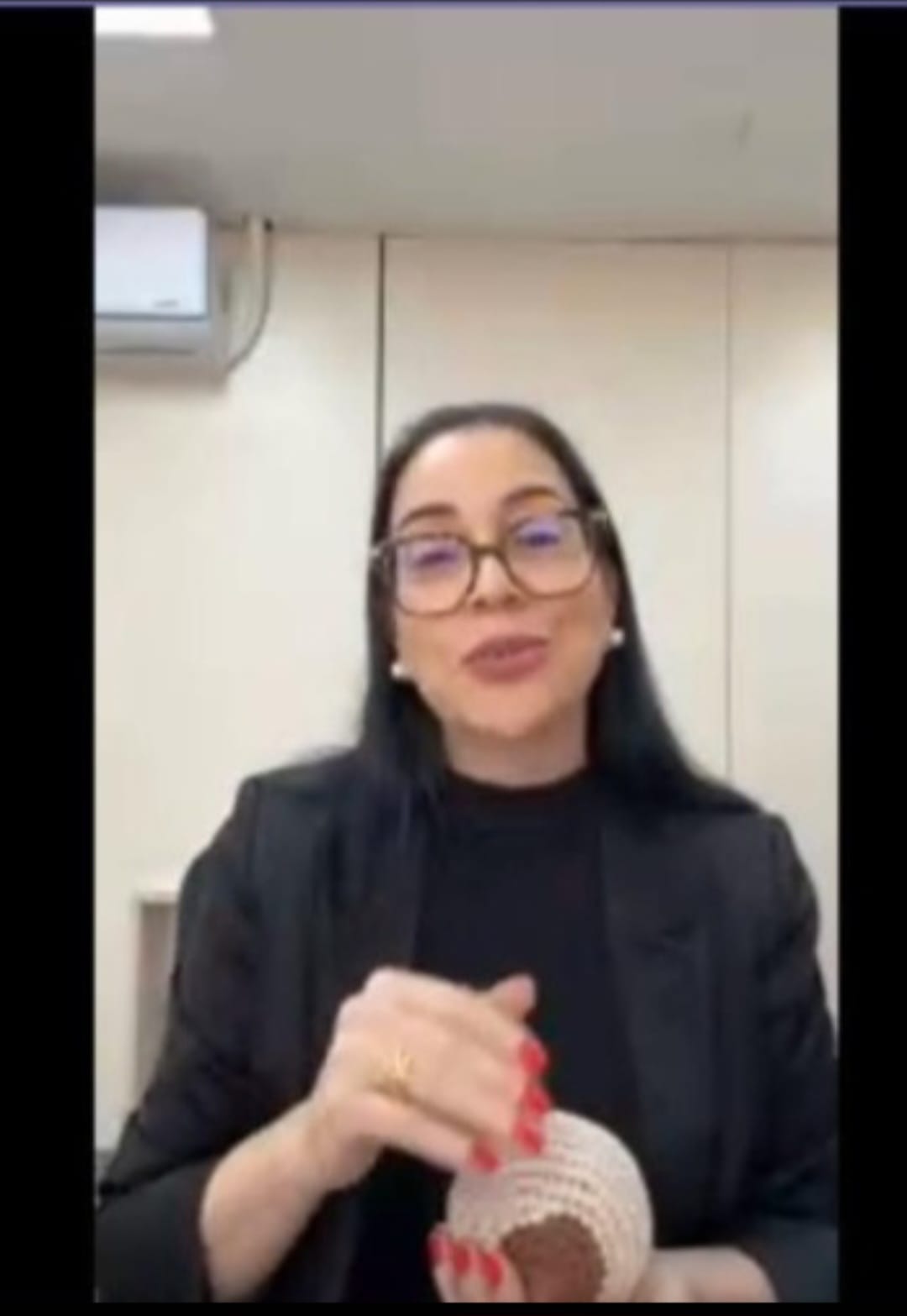 A enfermeira pediátrica e neonatologista Graziela de Melo Mantovaneli conduz palestra sobre saúde materno-infantil durante o encontro