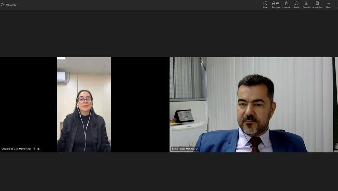 A enfermeira pediátrica e neonatologista Graziela de Melo Mantovaneli palestra sobre saúde materno-infantil, ao lado do diretor Sâmio Falcão