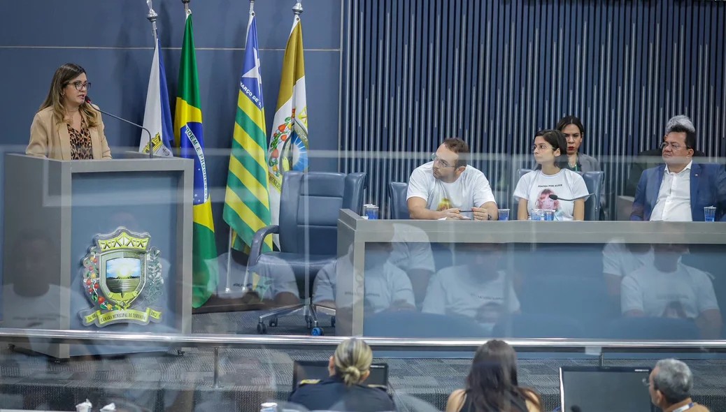 Pais de Alice Brasil durante audiência na Câmara de Teresina