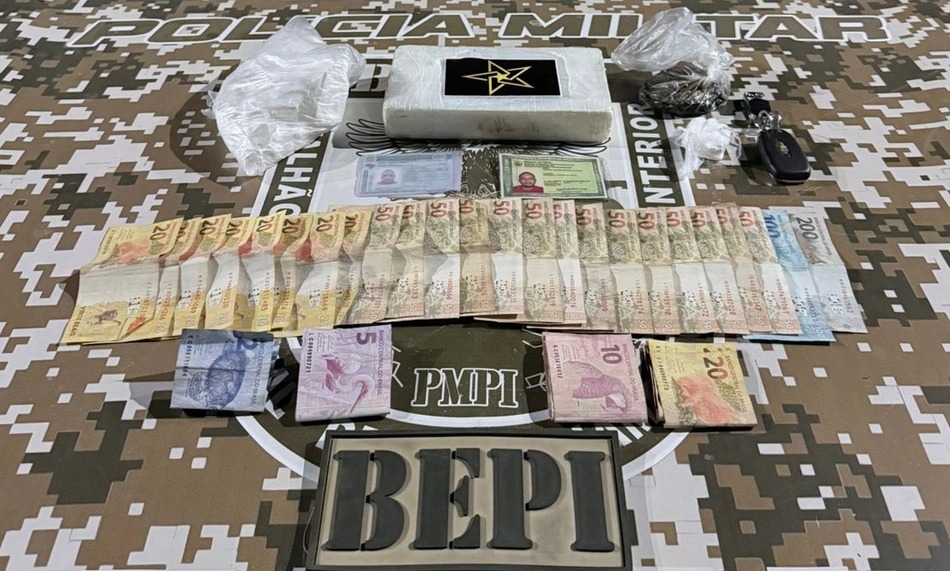 Tablete de cocaína e porção de skunk apreendida pela polícia