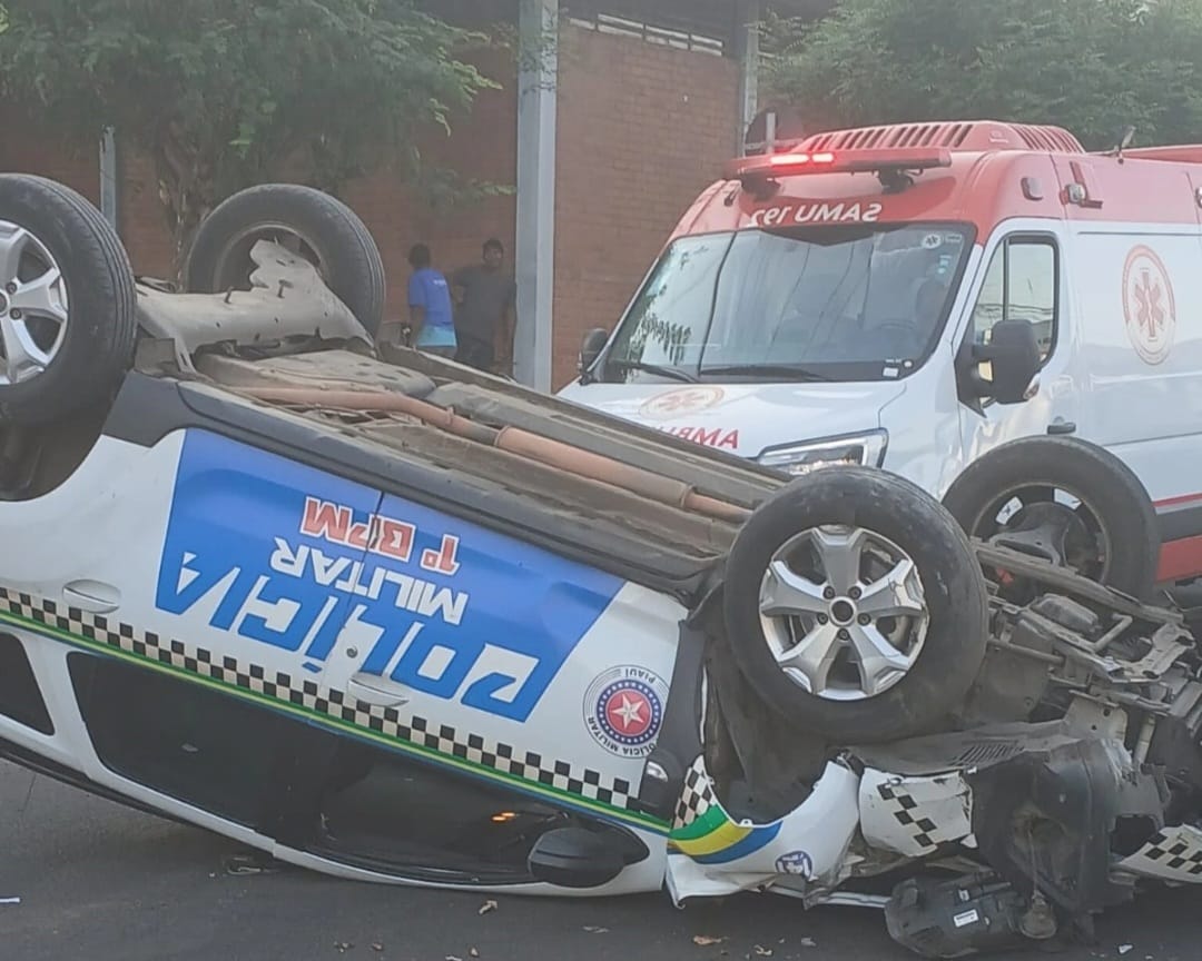 Viatura da Polícia Militar do Piauí tomba na zona sul de Teresina