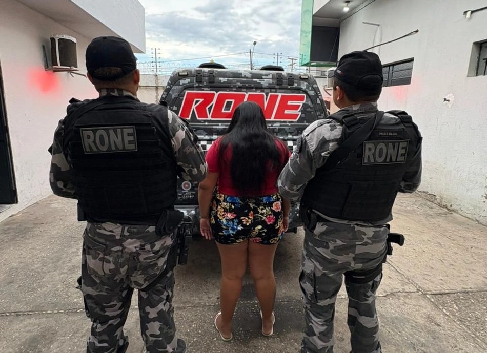 Mulher de 24 anos presa pelo BPRONE sob suspeita de tráfico de drogas