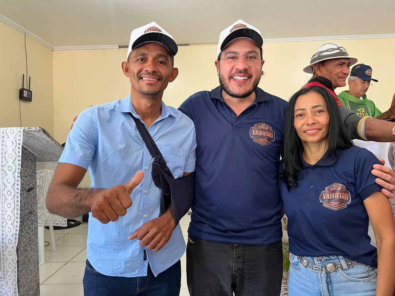 Deputado federal Jadiel Alencar ladeado pelas liderança políticas locais